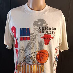 RARE LIMITED-EDITION SALEM 1991 CHICAGO BULLS WORLD CHAMPS T-SHIRT - MED -WHITE